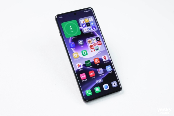 OPPO Find  X7 Ultra打造时光美学，双色拼接设计再现经典