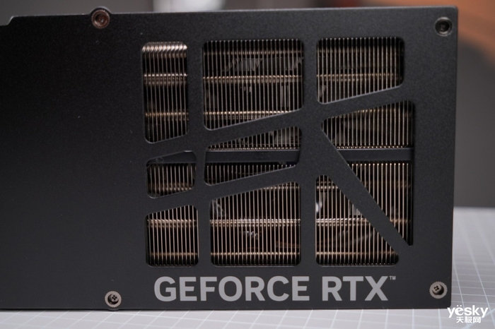 映众 英伟达 RTX5090D开箱!准备1200W电源和中塔